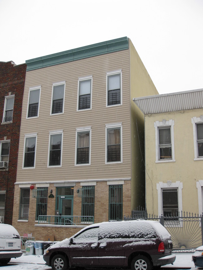 252 Jefferson St in Brooklyn, NY - Foto de edificio - Building Photo