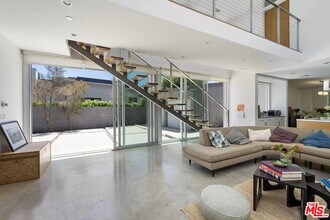 547 Huntley Dr in West Hollywood, CA - Building Photo - Building Photo