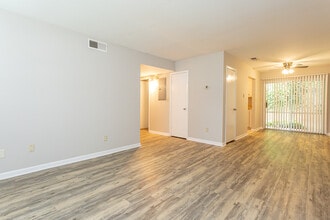 Stonehenge at Crestline Apartments in Birmingham, AL - Building Photo - Interior Photo