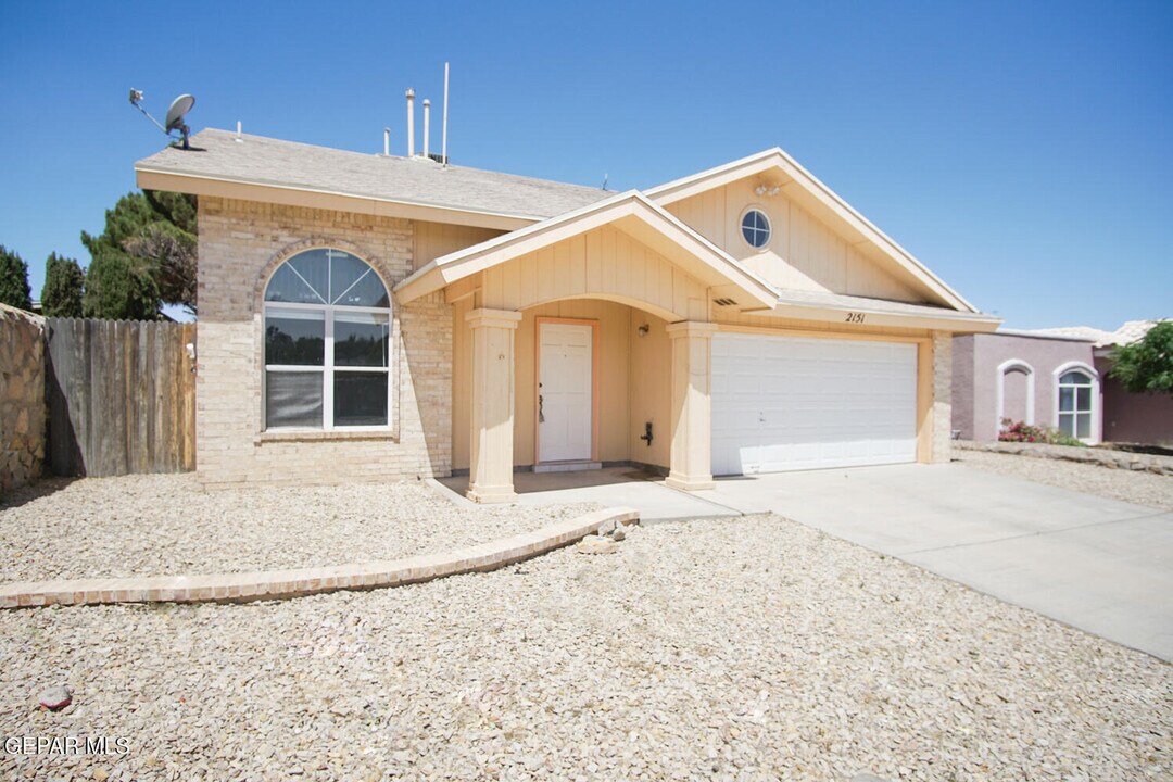 2151 Sun Manor Dr in El Paso, TX - Building Photo