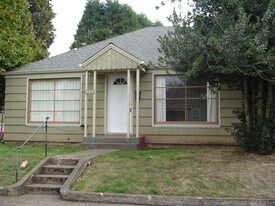 745 5th St in Springfield, OR - Building Photo