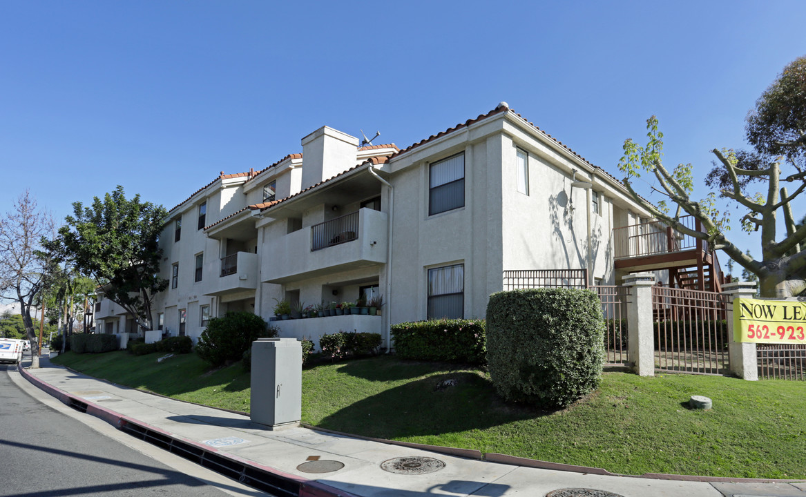 Portofino Village Apartments in Paramount, CA - Foto de edificio