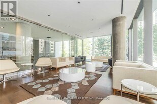 75 St Nicholas St in Toronto, ON - Building Photo