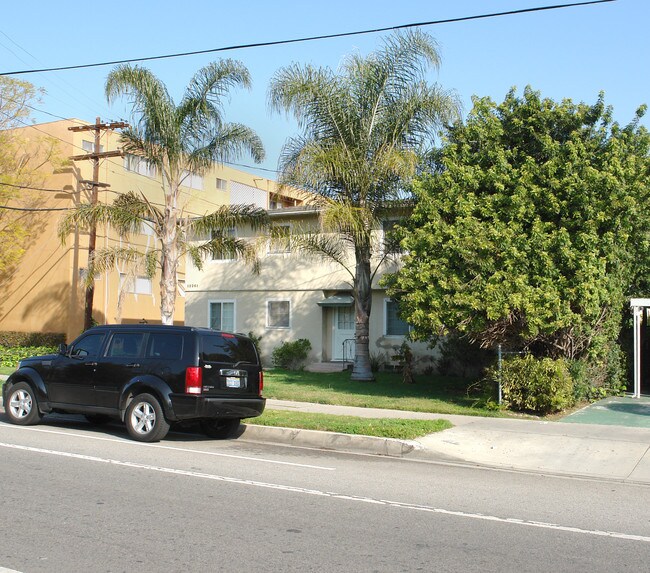 12261 Chandler Blvd in Valley Village, CA - Foto de edificio - Building Photo