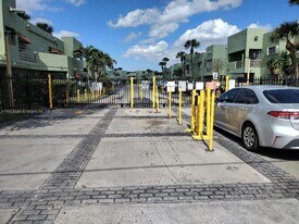 11183 NW 7th St in Miami, FL - Building Photo
