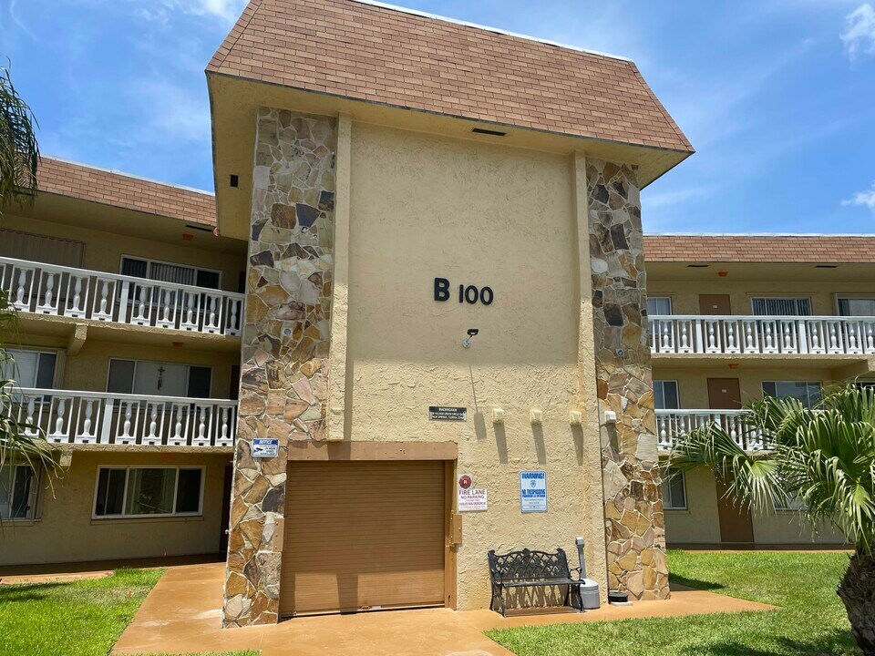 100 Village Green Cir E in Palm Springs, FL - Building Photo