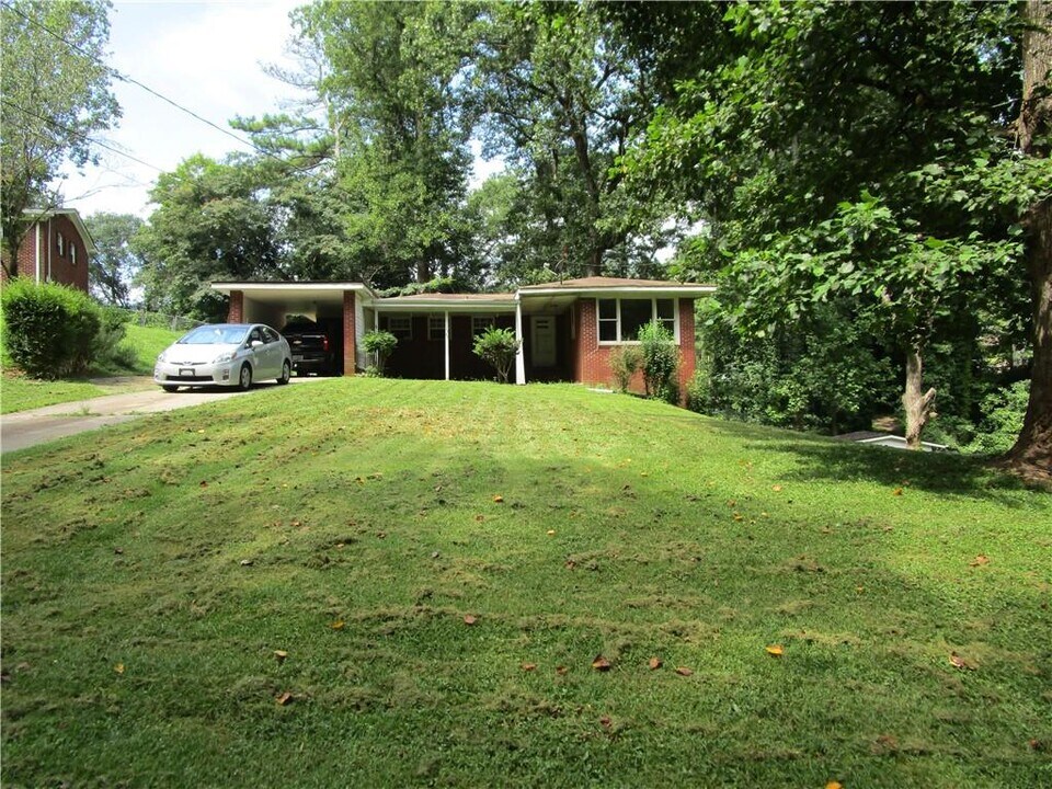 1147 Enota Cir NE in Gainesville, GA - Building Photo