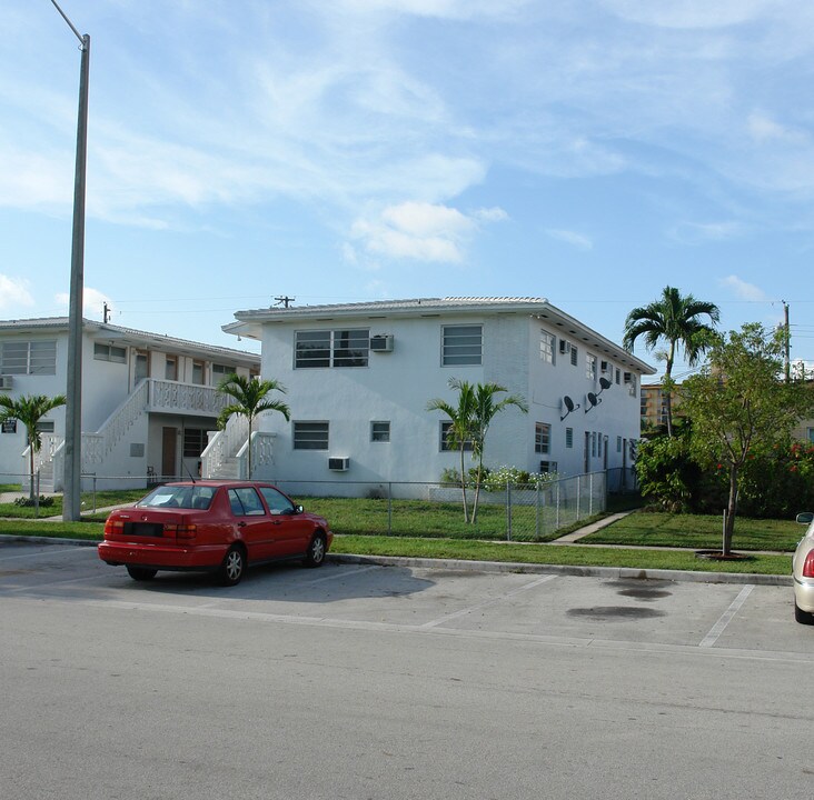 2062-2090 NE 168th St in Miami, FL - Building Photo