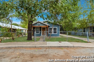 126 King Roger St in San Antonio, TX - Building Photo - Building Photo