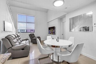 2740 W 63rd St, Unit 206 in Hialeah, FL - Foto de edificio - Building Photo