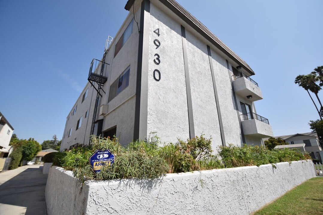 4930 Whitsett Ave in Los Angeles, CA - Building Photo