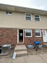 32-46 Manor Dr in Eldridge, IA - Building Photo