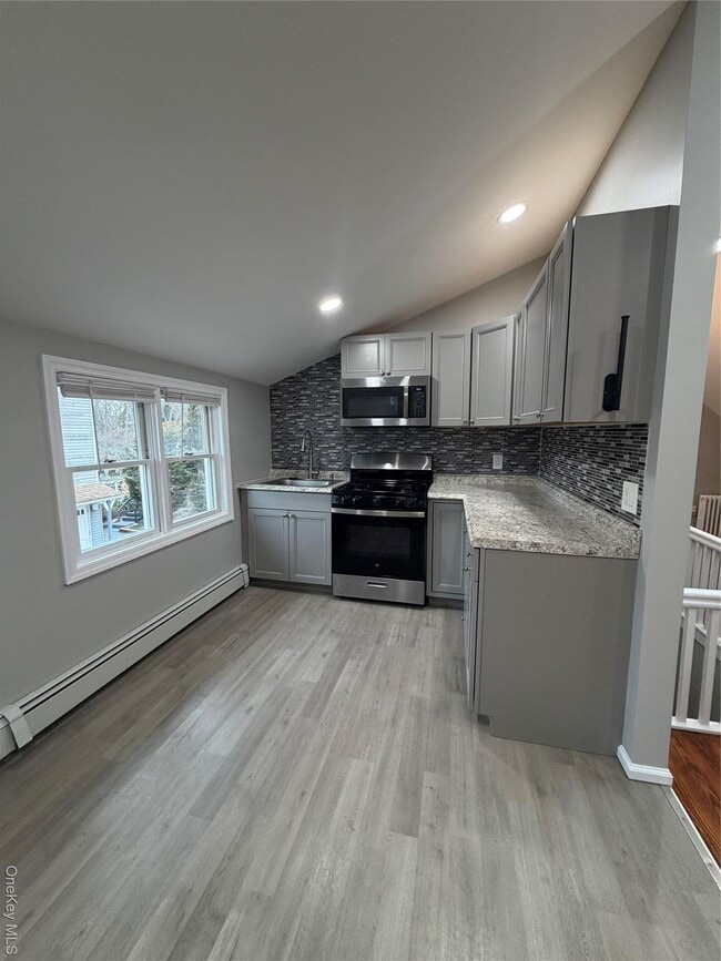 7 S Atlantic St in Bay Shore, NY - Building Photo - Building Photo