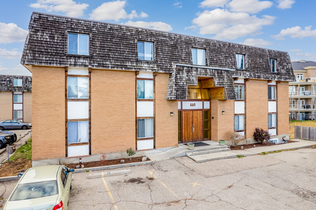 Cedar Point in Calgary, AB - Building Photo