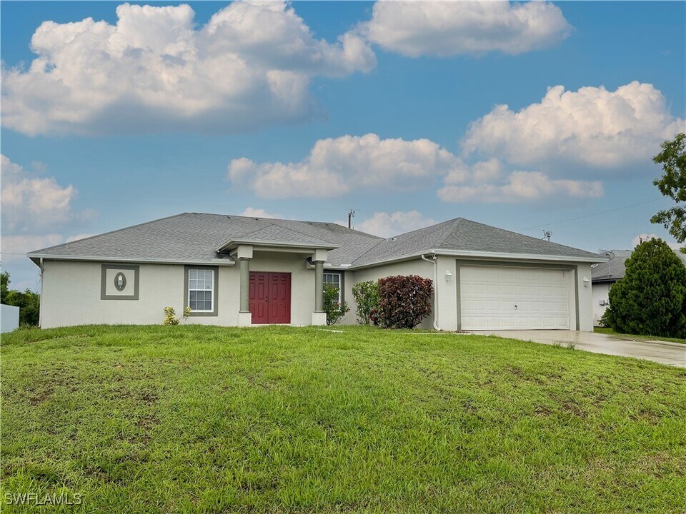 411 NW 4th Terrace in Cape Coral, FL - Building Photo