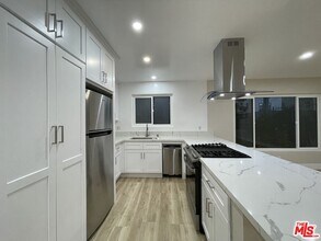 854 S Sherbourne Dr in Los Angeles, CA - Building Photo - Building Photo