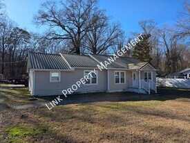 8233 Harrison Bay Rd in Harrison, TN - Building Photo