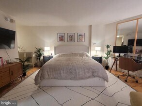 224 W Rittenhouse Square in Philadelphia, PA - Building Photo - Building Photo