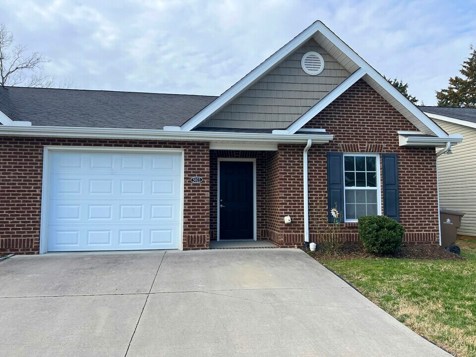 5023 White Petal Way in Knoxville, TN - Building Photo