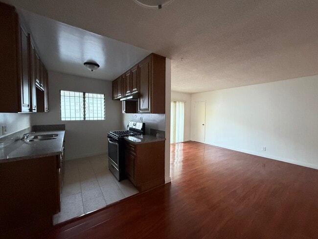 453 N Oxford Ave, Unit 7