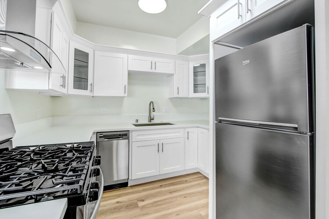 1121 California Ave in Santa Monica, CA - Building Photo