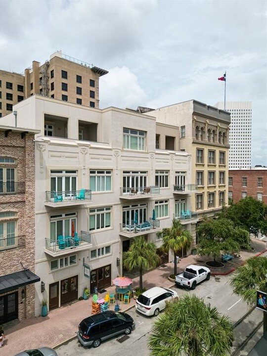 2208 Post Office St, Unit #204 in Galveston, TX - Building Photo