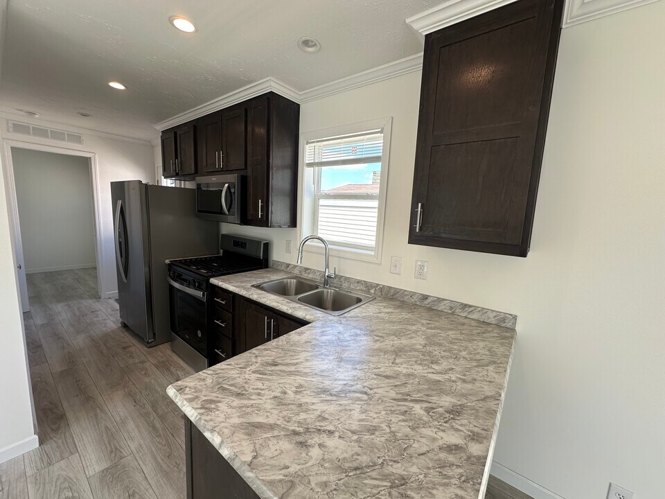 12 Canal Dr in Pontiac, MI - Building Photo