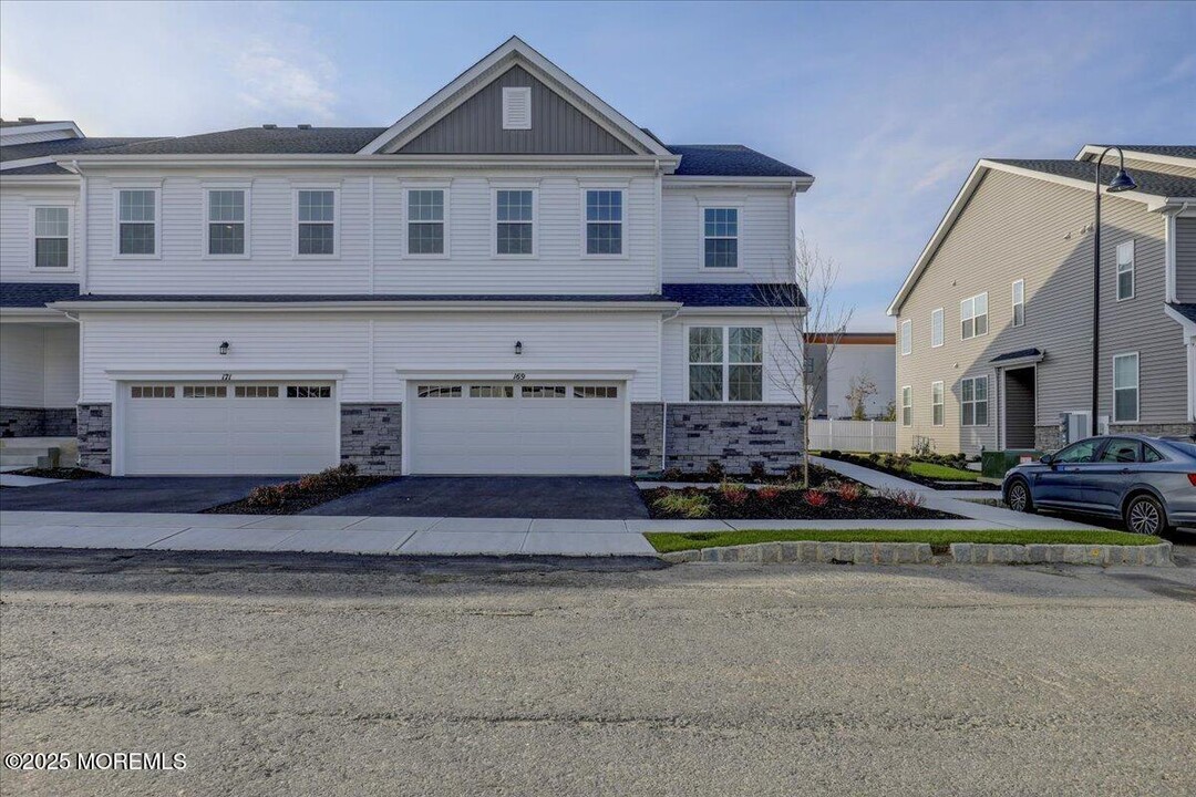 169 Woolley Ct in Ocean Township, NJ - Foto de edificio