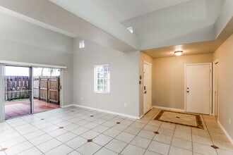 19408 NW 83rd Ave in Hialeah, FL - Foto de edificio - Building Photo