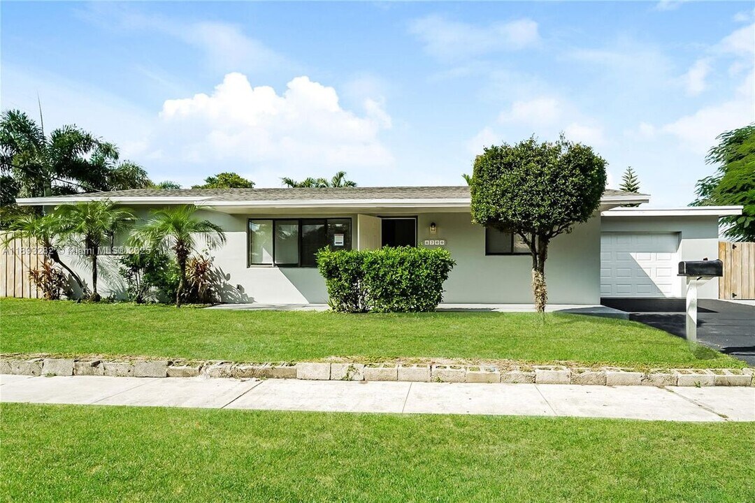 6700 Douglas St in Hollywood, FL - Building Photo