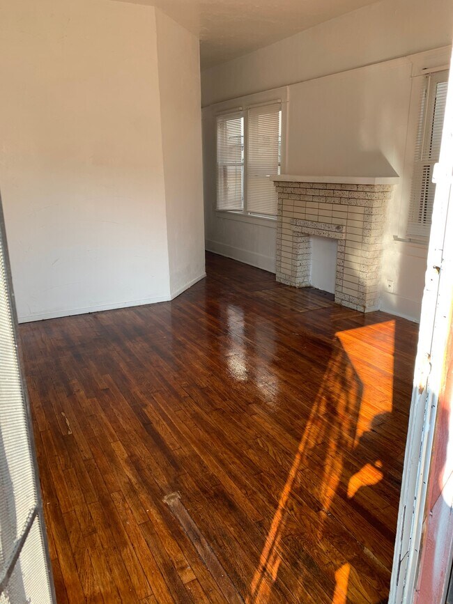 1045 E 4th St in Long Beach, CA - Building Photo - Building Photo