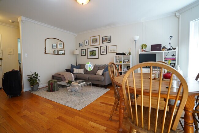 1055 Beacon St in Brookline, MA - Building Photo - Building Photo