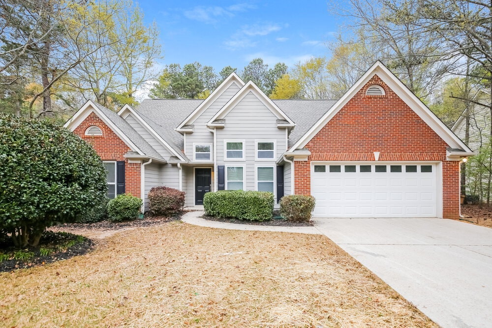 5563 Newberry Point Dr in Flowery Branch, GA - Foto de edificio