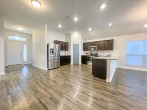 10624 Langham Dr in Waco, TX - Foto de edificio - Building Photo