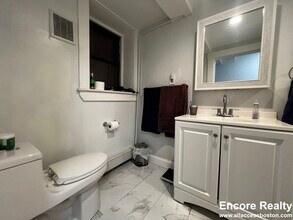 16 Upland Rd in Cambridge, MA - Foto de edificio - Building Photo