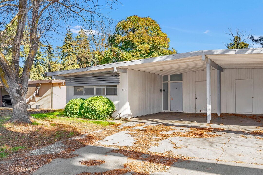 912-912 J St in Davis, CA - Building Photo