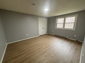 9 White Oak Rd in Mansfield, CT - Building Photo - Building Photo