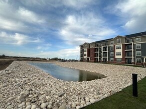Red Earth in Oshkosh, WI - Foto de edificio - Building Photo