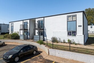 451 Tinker Diagonal St in Oklahoma City, OK - Building Photo - Building Photo