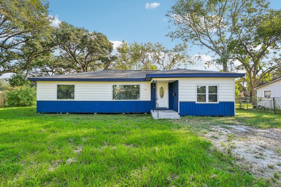 1121 Meyers St in Clute, TX - Building Photo
