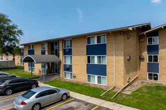The Poplars Apartments in Saginaw, MI - Foto de edificio - Building Photo