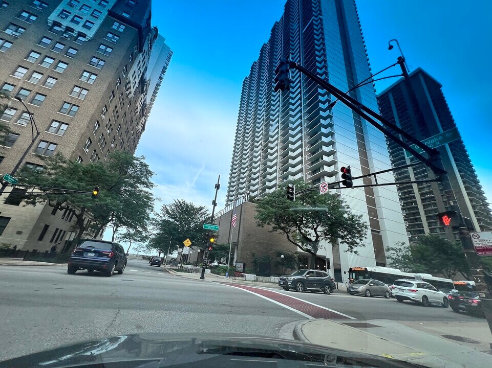 6033 N Sheridan Rd in Chicago, IL - Building Photo