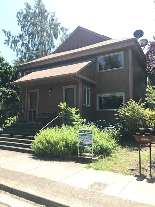 750 A St-Unit -Apt A in Ashland, OR - Building Photo