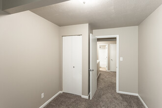 Pin Oak Apartments 925 Brookside in Leavenworth, KS - Building Photo - Interior Photo