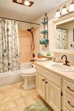 1001 Queen Anne Ave N, Unit Apartment in Seattle, WA - Foto de edificio - Building Photo