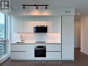 327-4327 King St W in Toronto, ON - Building Photo - Building Photo