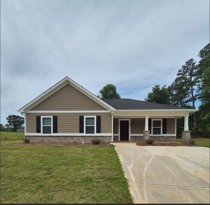 151 Charlotte Cir in Statham, GA - Building Photo