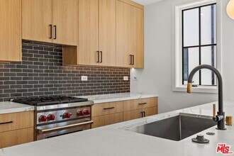 14535 Killion St, Unit 204 in Los Angeles, CA - Foto de edificio - Building Photo