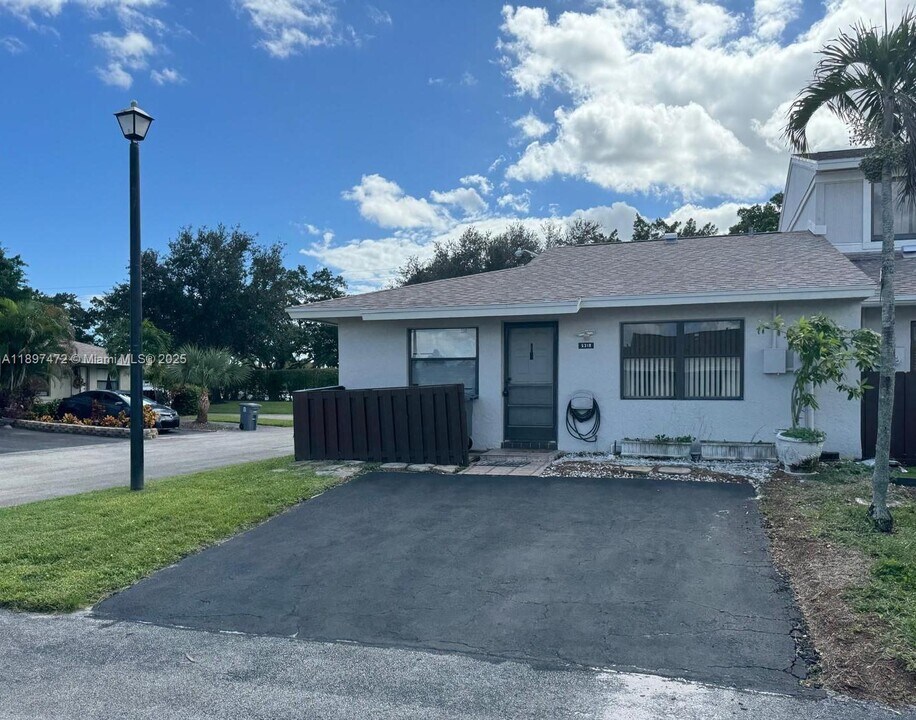 5318 Tennis Ln in Delray Beach, FL - Building Photo