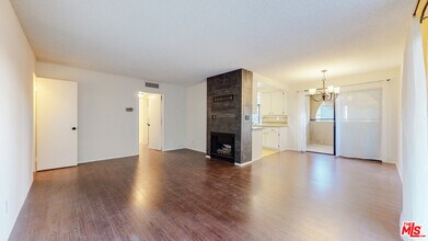 2349 S Bentley Ave-Unit -1 in Los Angeles, CA - Building Photo - Building Photo